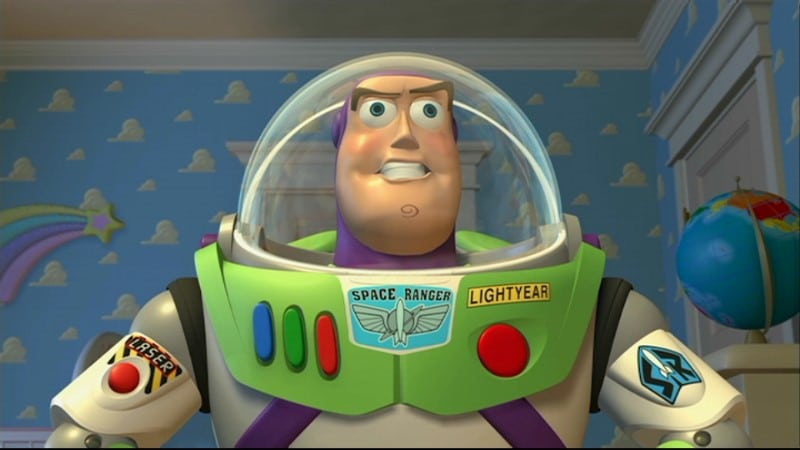 Buzz Lightyear analizando