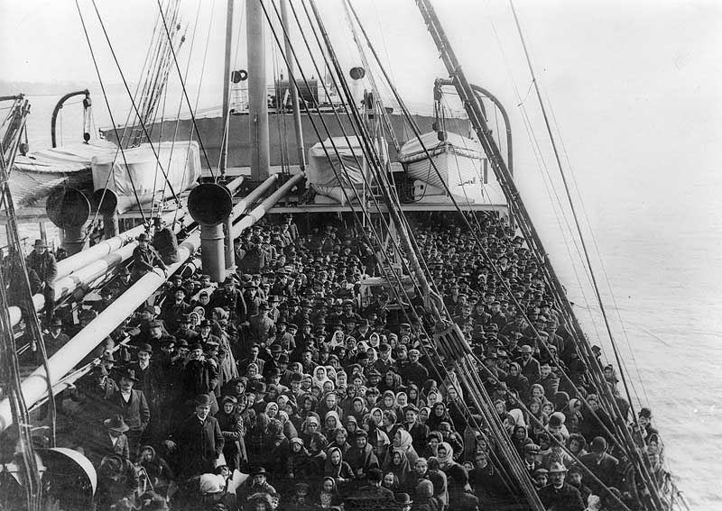Barco entrando a Ellis Island 