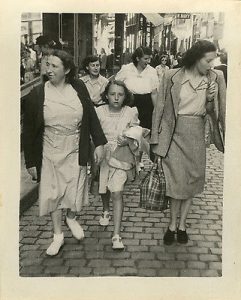 Foto antigua de mujeres paseando. 