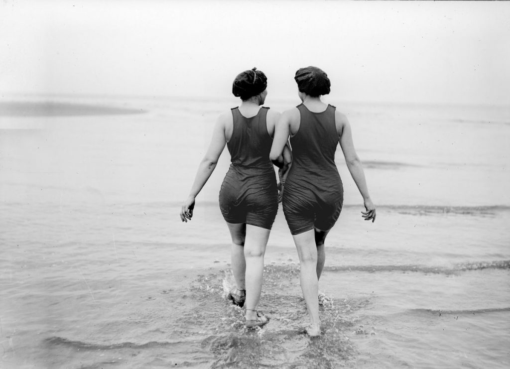 Dos mujeres en traje de baño a principios del siglo XX. 