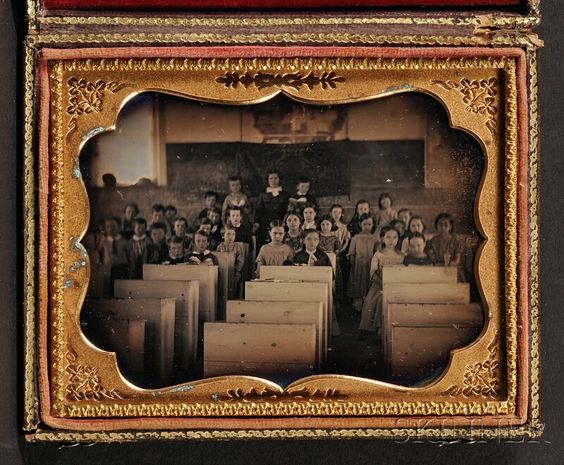Daguerrotipo de estudiantes en una escuela a finales del siglo XIX.