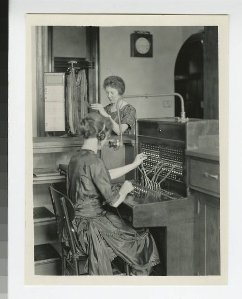 Foto antigua de telefonistas a principios de siglo. 