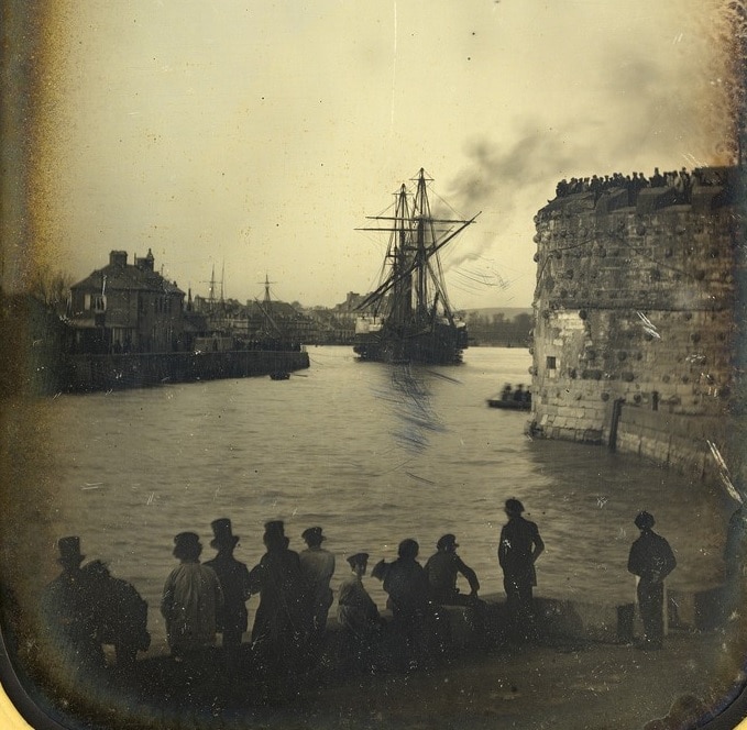 Daguerrotipo de personas viendo navegar un barco a mediados del siglo XIX en Le Havre, Francia.