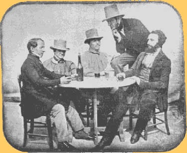 Daguerrotipo de obreros sentados en torno a una mesa