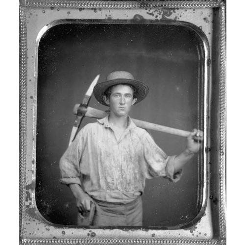 Daguerrotipo de un buscador de Oro del siglo XIX con un pico al hombro