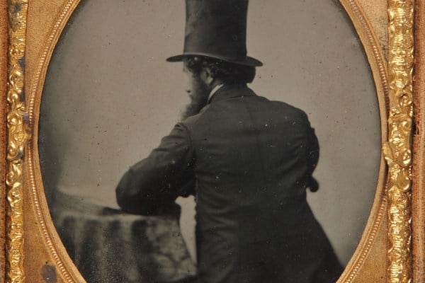 Daguerrotipo de hombre de espaldas con sombrero de copa.