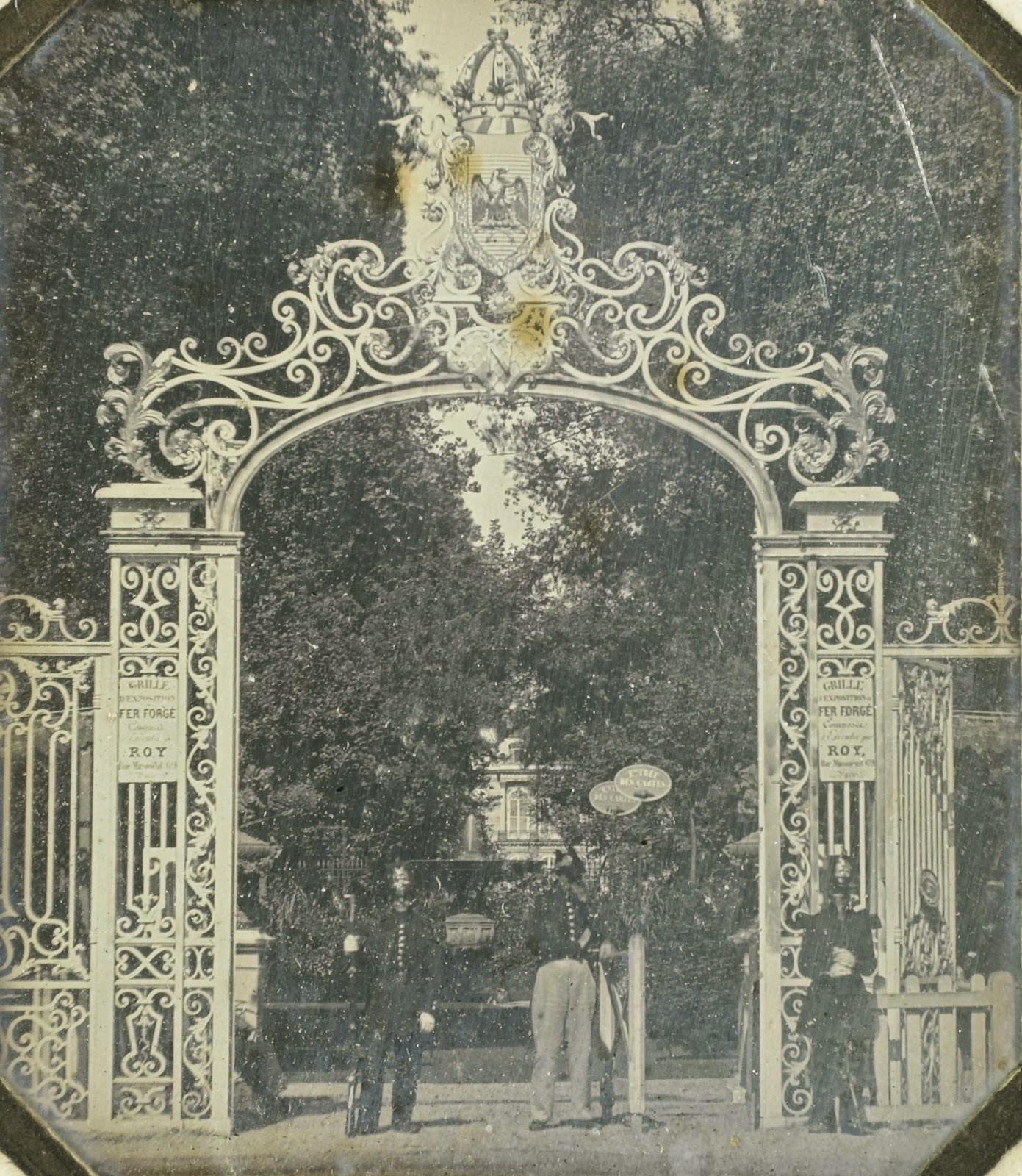 Daguerrotipo de dos guardias en la puerta de la exposición universal de Paris en el siglo XIX.