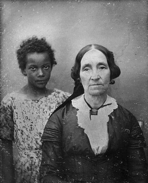 Daguerrotipo de mujer de Nueva Orleans con una niña esclava.