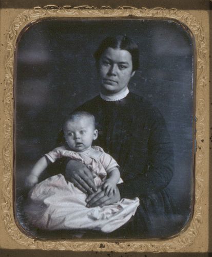 Daguerrotipo de un bebé con su madre