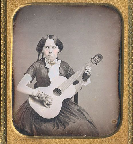 Daguerrotipo de mujer tocando la guitarra
