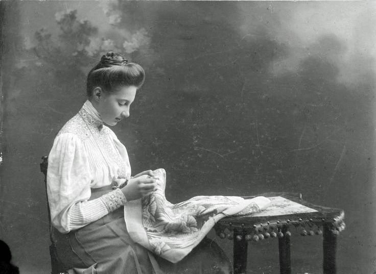 Daguerrotipo de mujer cosiendo