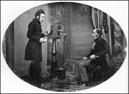 Daguerrotipo de fotografo tomando un retrato a un señor. 
