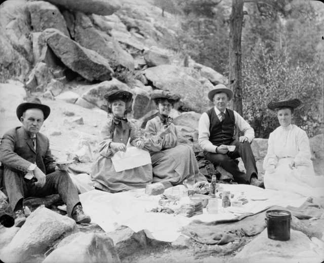 Foto antigua de 4 personas haciendo picnic. 