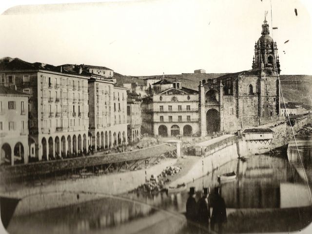 Foto antigua de la ria y el ayuntamiento de Bilbao.