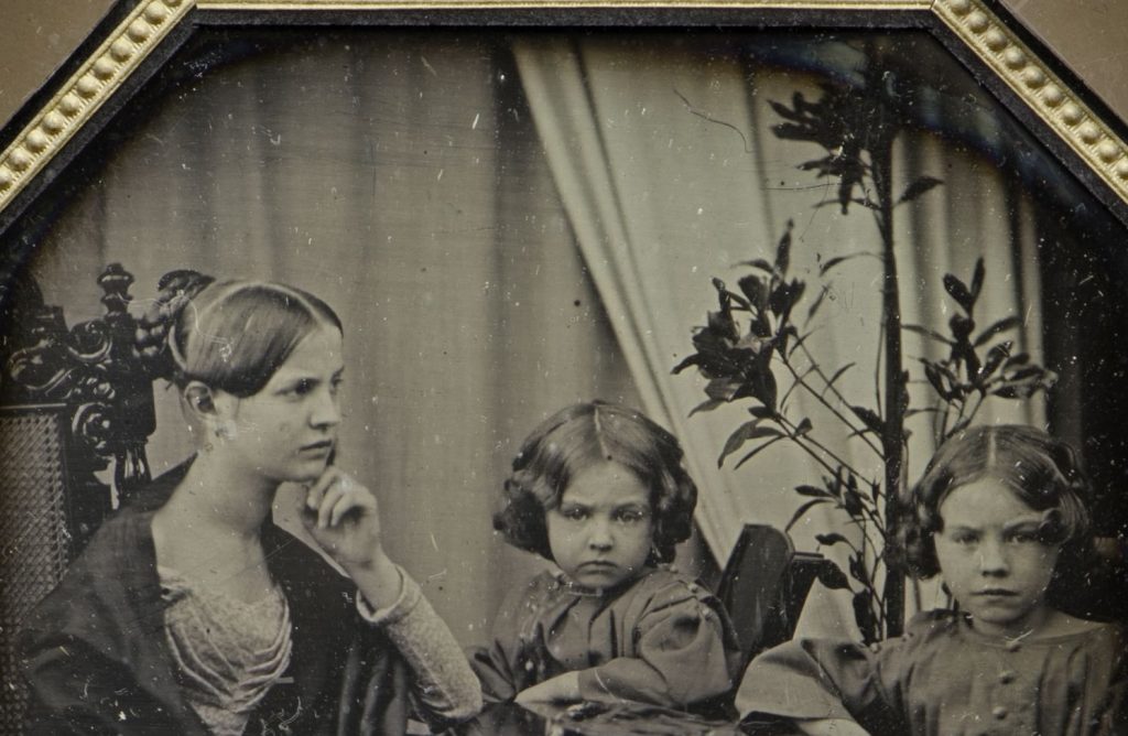 Daguerrotupo de una mujer y dos niñas