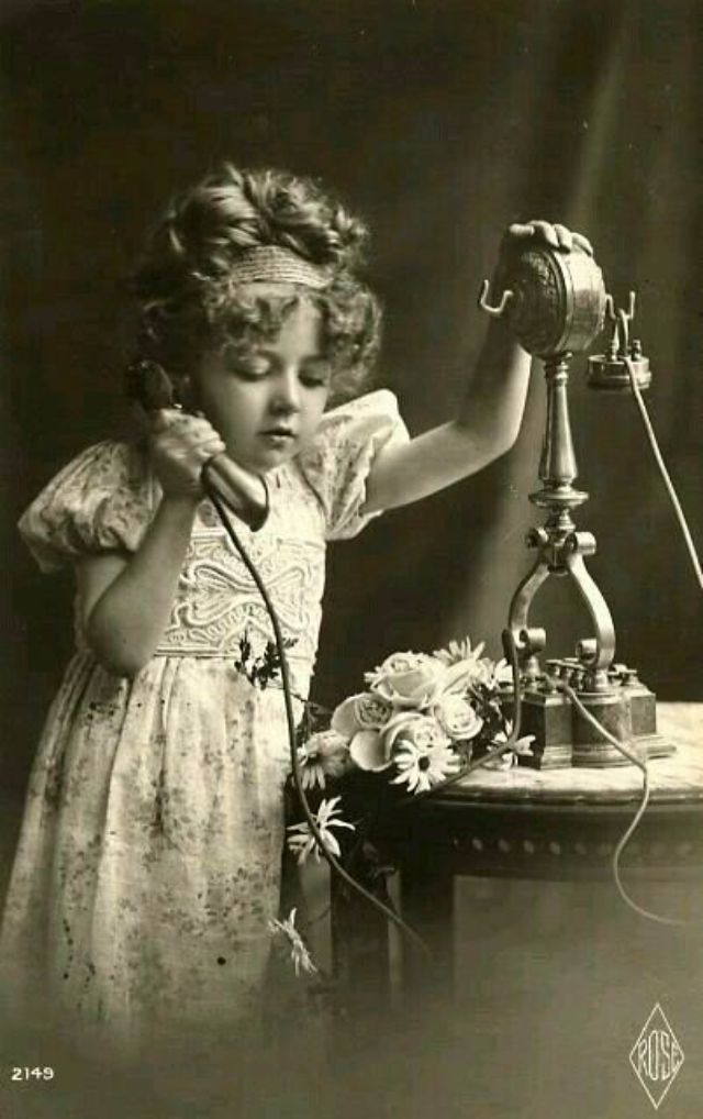 Daguerrotipo de niña hablando por telefono. 