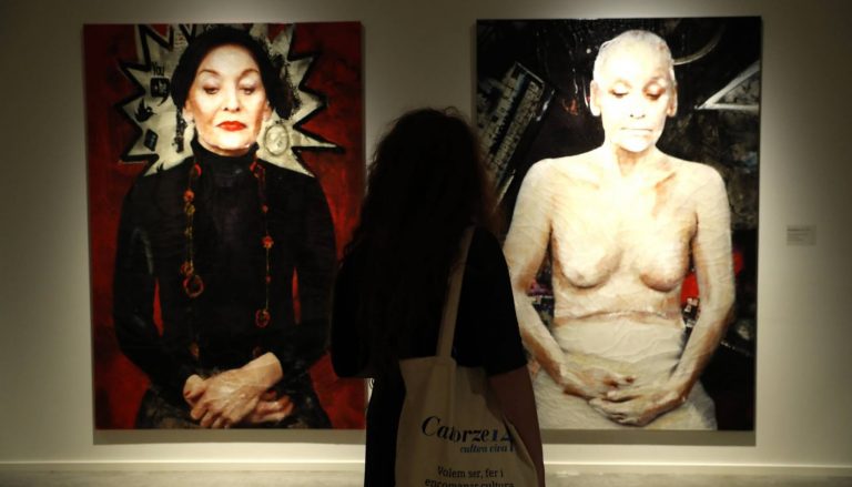 Foto de las obras disturbance 13 y 14 en la que en la primera aparece una mujer desnuda y sin maquillar y en la segunda la misma mujer vestida y maquillada